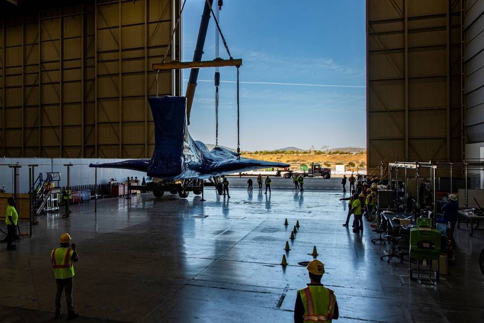 美國國家航空暨太空總署 X-59 停放在加利福尼亞州帕姆代爾的洛克希德·馬丁公司“臭鼬”工廠的地面上