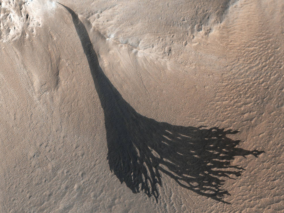這些黑暗的條紋，也被稱為「斜坡條紋」，是由火星上的塵埃雪崩引起的。 2017年12月26日，美國國家航空暨太空總署火星勘測軌道飛行器上的HiRISE相機捕捉到了它們。 
