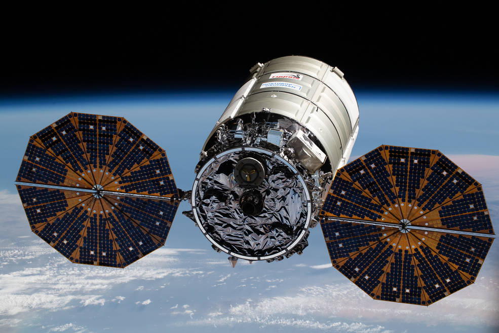 諾斯羅普·格魯曼公司的天鵝座太空貨輪及其突出的鈸形 UltraFlex 太陽能電池陣列於 2022 年 2 月21 日拍攝，接近國際空間站，攜帶 8300 磅的新科學實驗，機組人員用品和空間站硬體，以補充 Expedition 66 機組人員。 