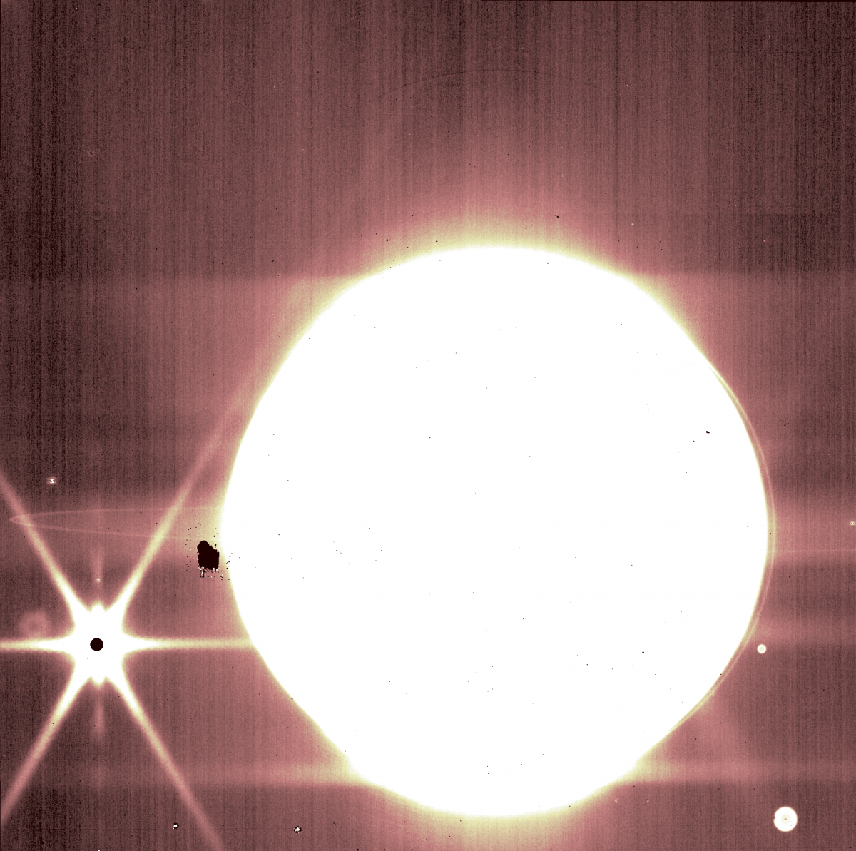 木星及其一些衛星是通過 NIRCam 的 3.23 微米濾光片看到的。 