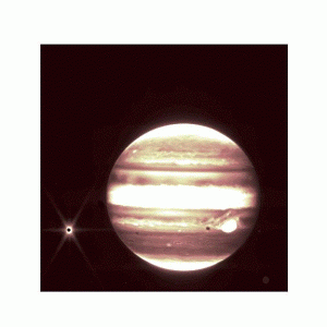 木星及其衛星歐羅巴在這個動畫中可以看到，這些動畫是通過 NIRCam 儀器 2.12 微米濾光片拍攝的三幅圖像製成的。 