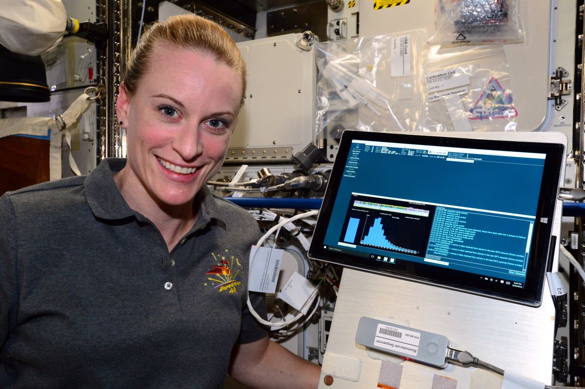 NASA 的宇航員兼生物學家凱特-魯賓斯在國際空間站成功進行 DNA 測序