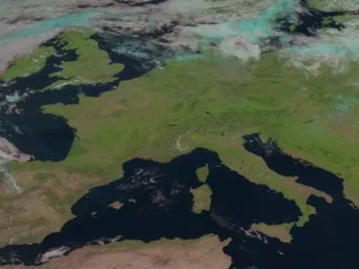 歐洲天氣預報衛星 EUMESAT 在 2022 年 7 月的熱浪中捕捉到了歐洲異常無雲的景象。