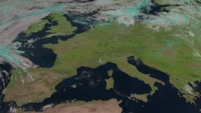 歐洲天氣預報衛星 EUMESAT 在 2022 年 7 月的熱浪中捕捉到了歐洲異常無雲的景象。
