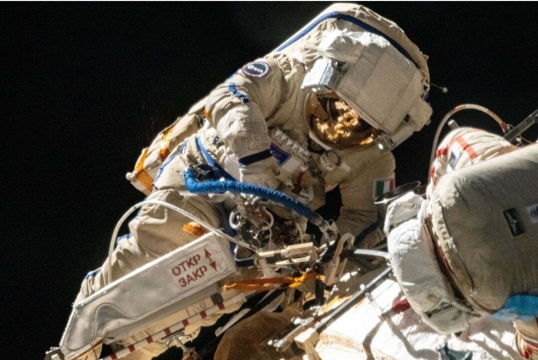 當地時間 2022 年 7 月 21 日，義大利宇航員薩曼莎·克裡斯托弗雷蒂和俄羅斯宇航員奧列格·阿爾特梅耶夫在國際空間站進行維護。 