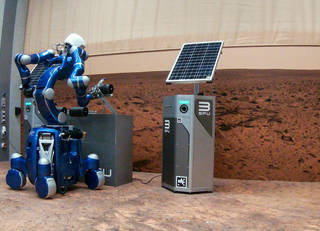 這張照片顯示的是 Rollin ' Justin ，一個用於 ESA Surface Avatar 研究的機器人，它測試太空站上一名太空人在地面上對機器人的指令。