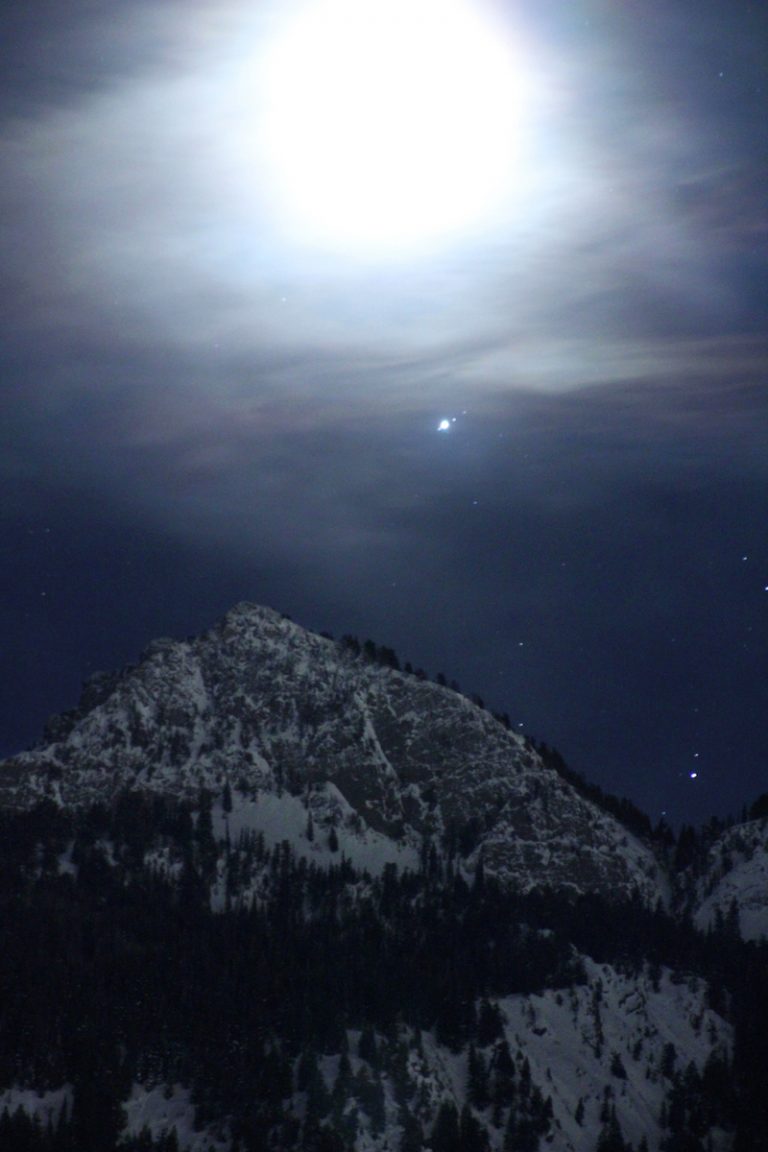 拍攝於2019 年 2 月 27 日的圖像，圖中：當月亮從山脈升起時，可以看到木星及其三個最大的衛星。 9 月 26 日星期一，在木星對沖期間，觀星者應該也可以觀測到類似的景象。圖源：NASA