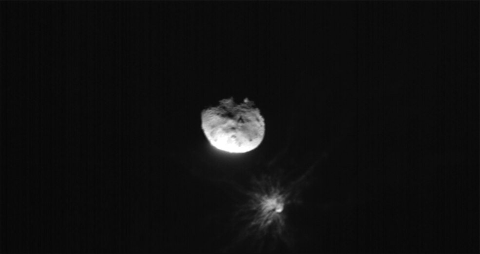 NASA 的 LICIACube 衛星捕捉到的雙衛一被撞擊後產生的的羽流