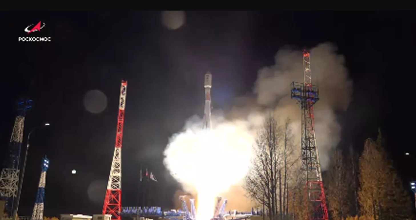 「 聯盟-2.1b 」中型運載火箭正在發射一顆「 格洛納斯-K 」導航衛星。